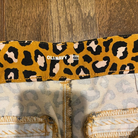 Old Navy Black, White and Pink Cheetah Pixie Pants. Size 6 - Picture 2 of 3